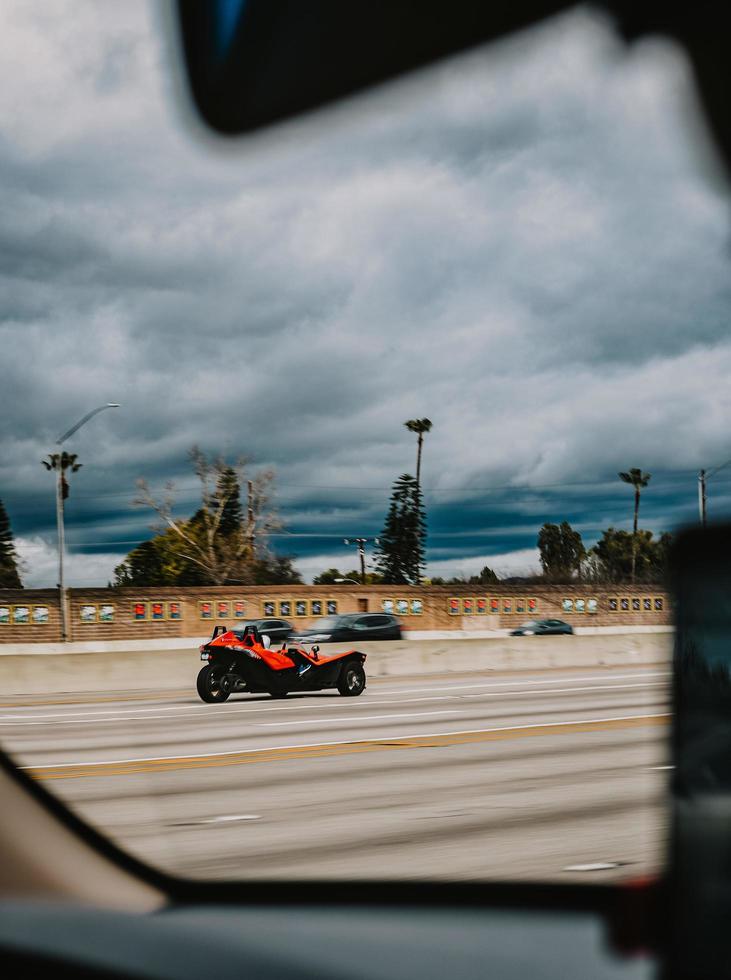 california, 2020 - coche f-1 rojo y negro en la carretera durante el día foto