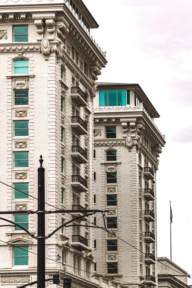 salt lake city, ut, 2020 - edificio de hormigón rojo y blanco foto