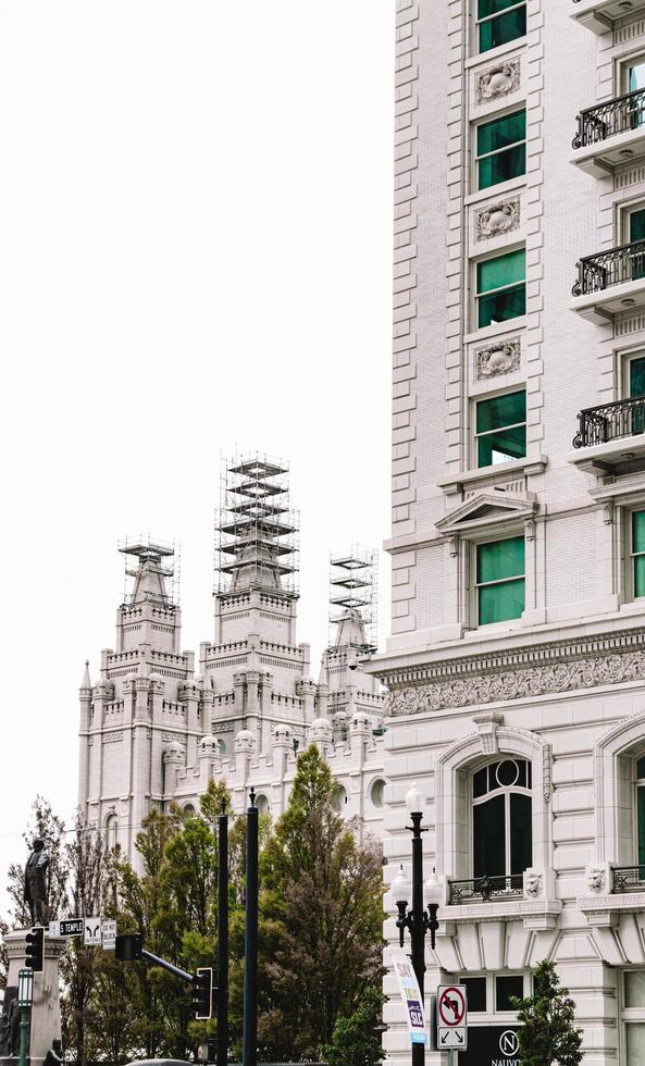 Salt Lake City, UT, 2020 - Edificio de hormigón blanco durante el día foto