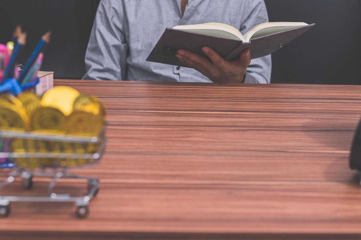 hombre leyendo un libro en su escritorio foto