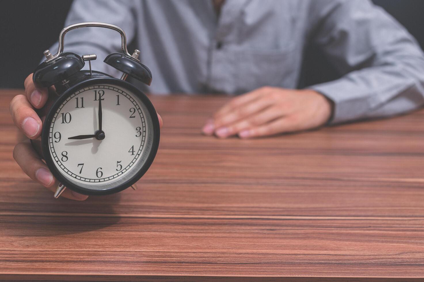 hombre con reloj despertador foto