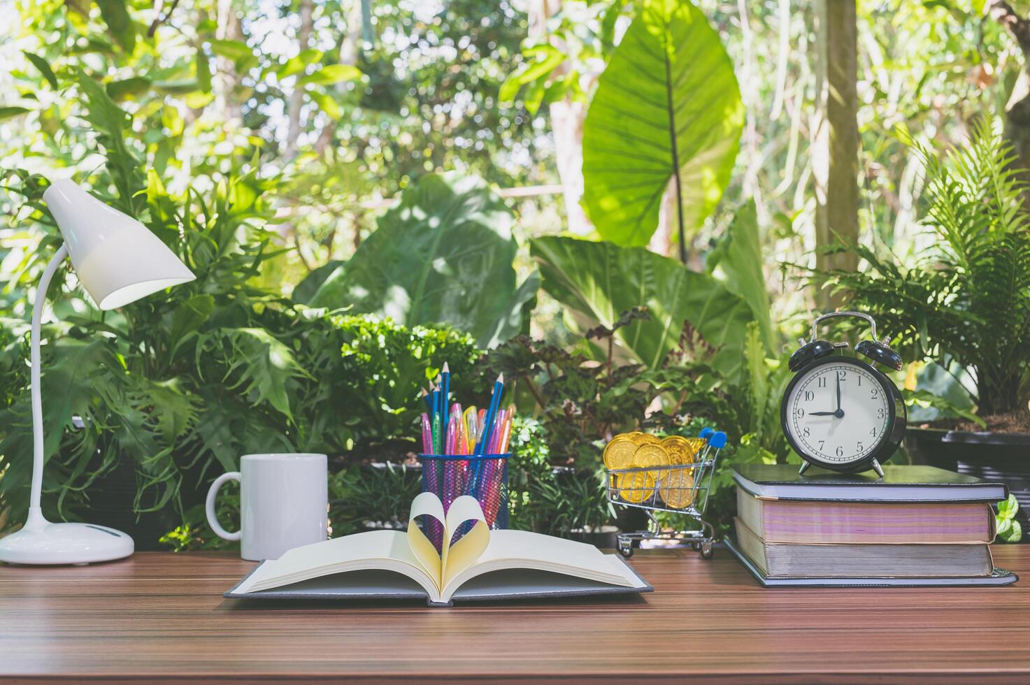 escritorio de oficina con fondo de naturaleza foto