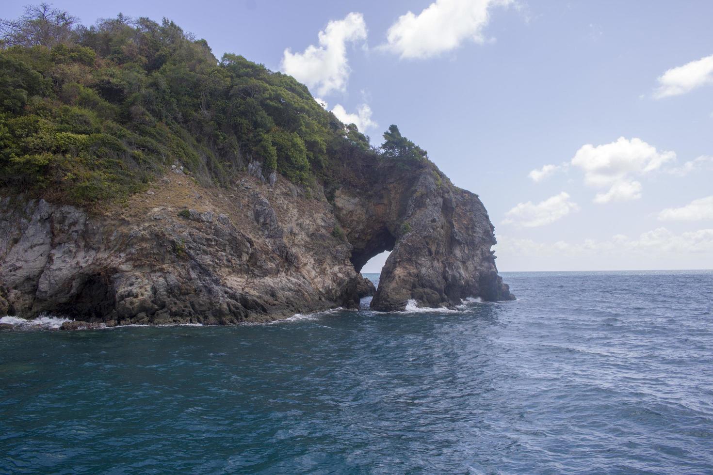 piedra en el océano foto