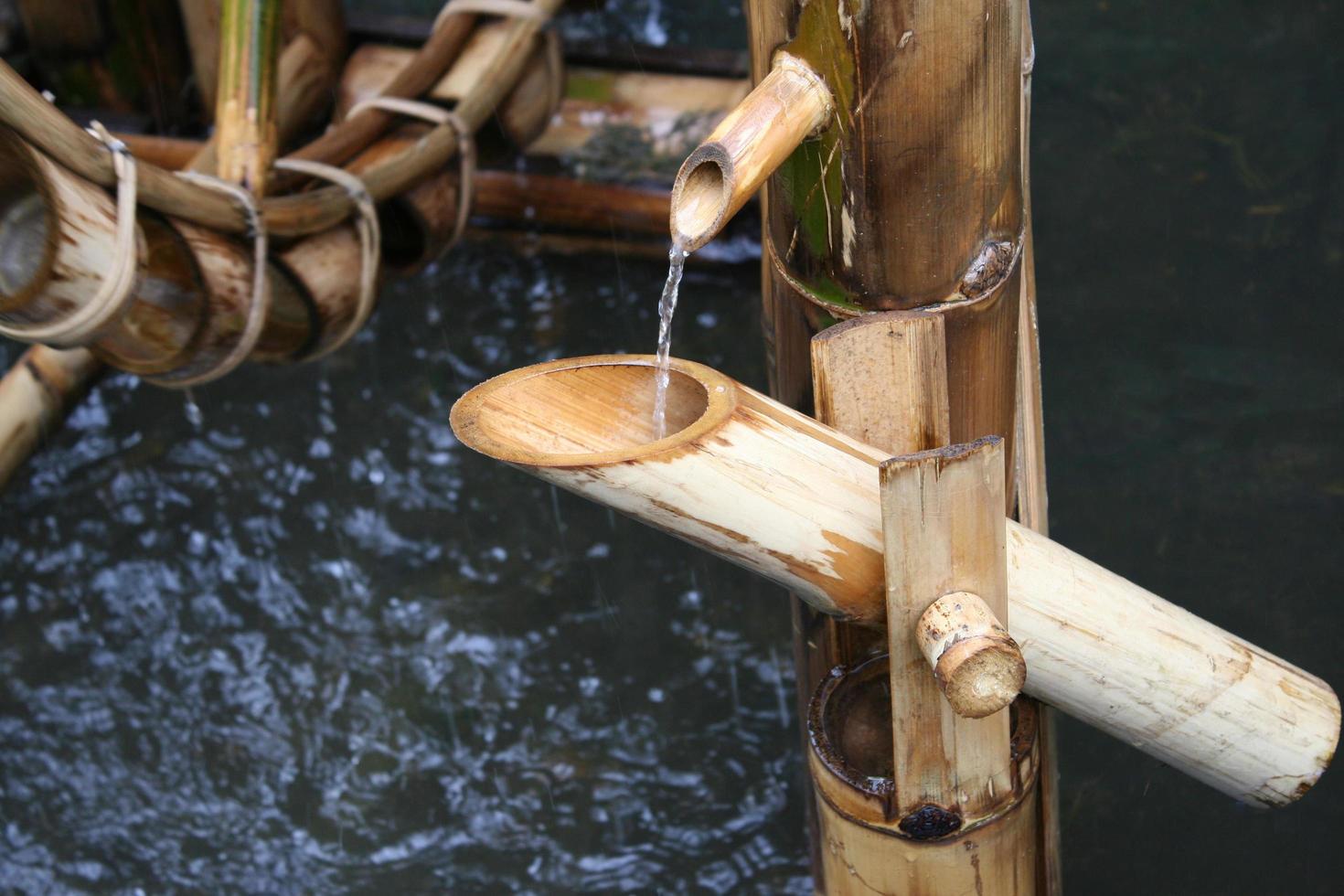 fuente de agua de bambú foto