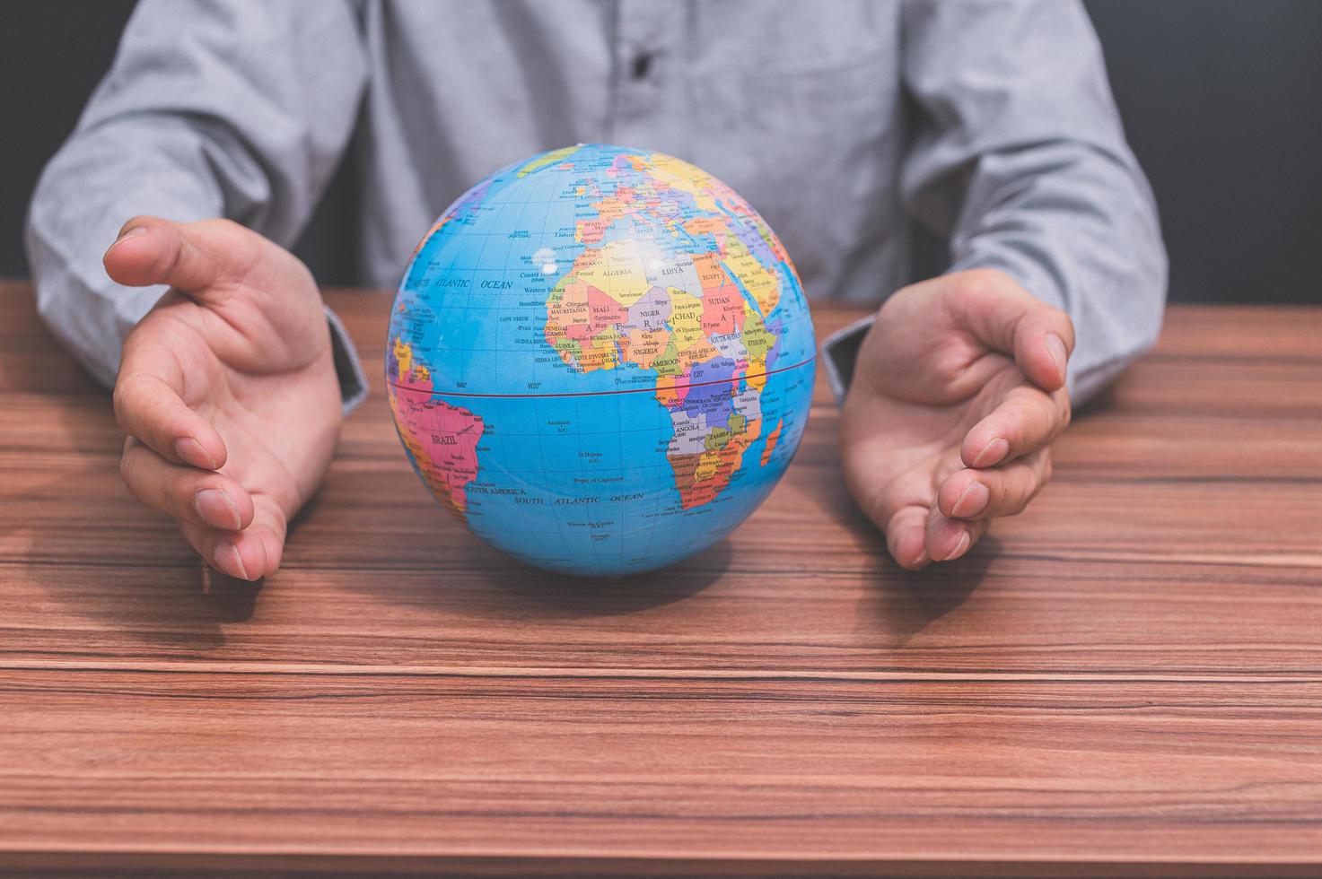 hombre con un globo foto