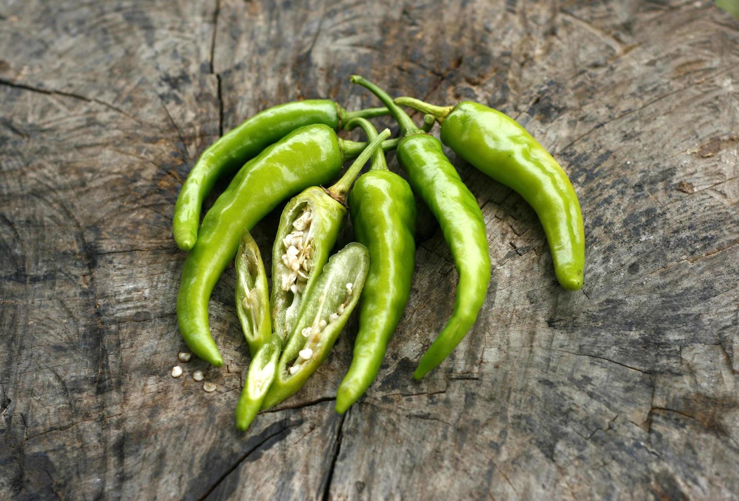 pimientos picantes verdes en una madera foto