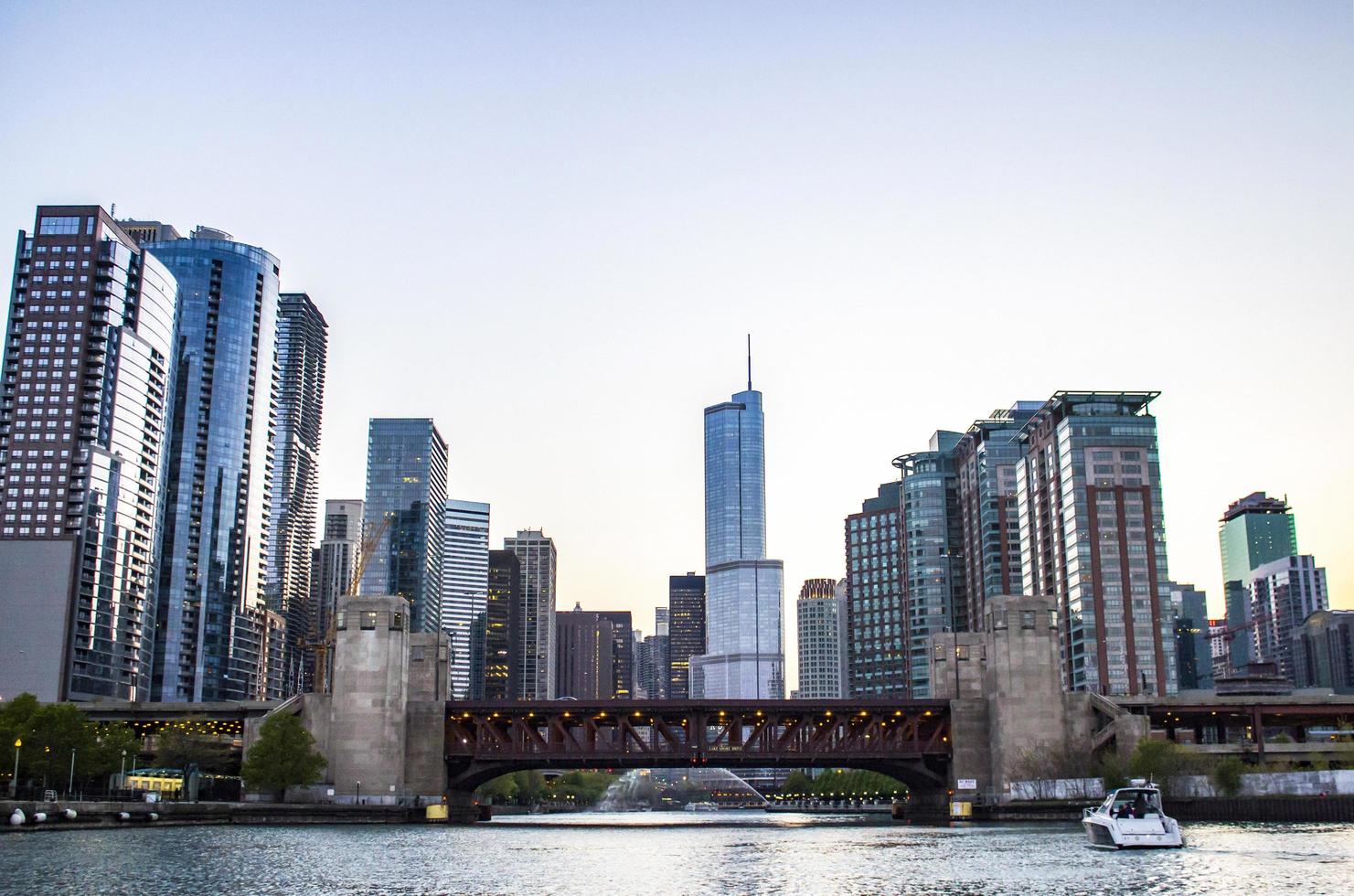 centro de chicago al atardecer foto