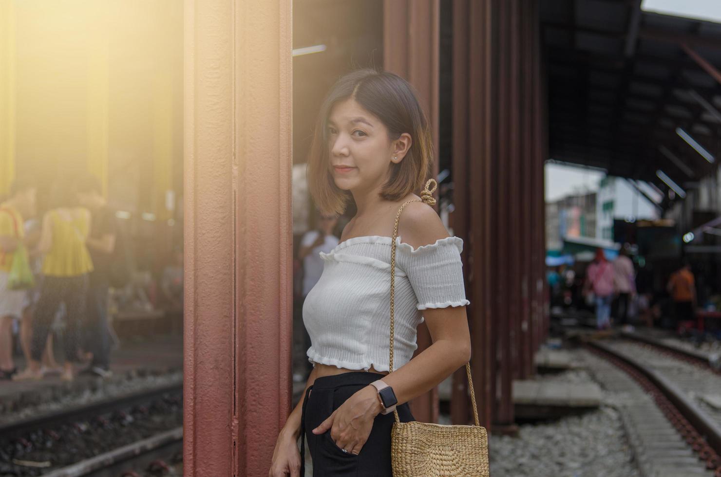 Mujer asiática posando en las vías del tren foto