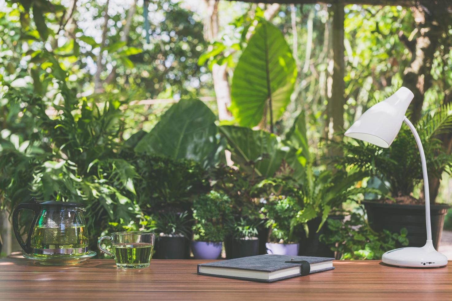 escritorio de oficina con fondo de naturaleza foto