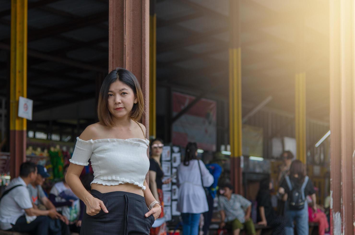 Bonita mujer asiática esperando el tren foto