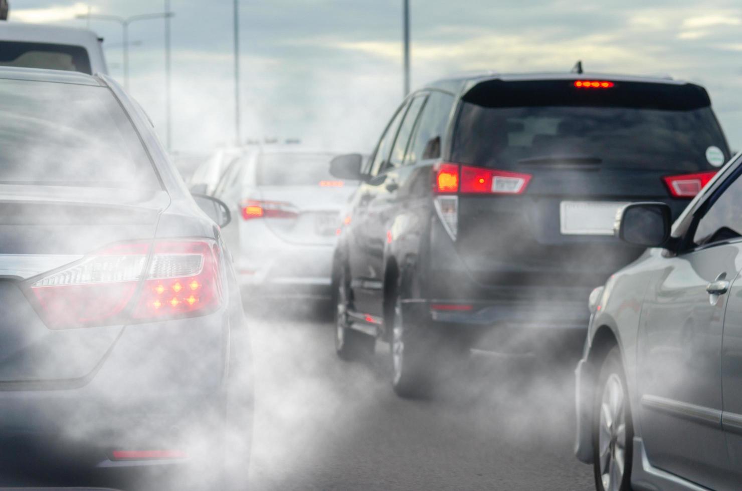 humo de escape del coche del tráfico foto