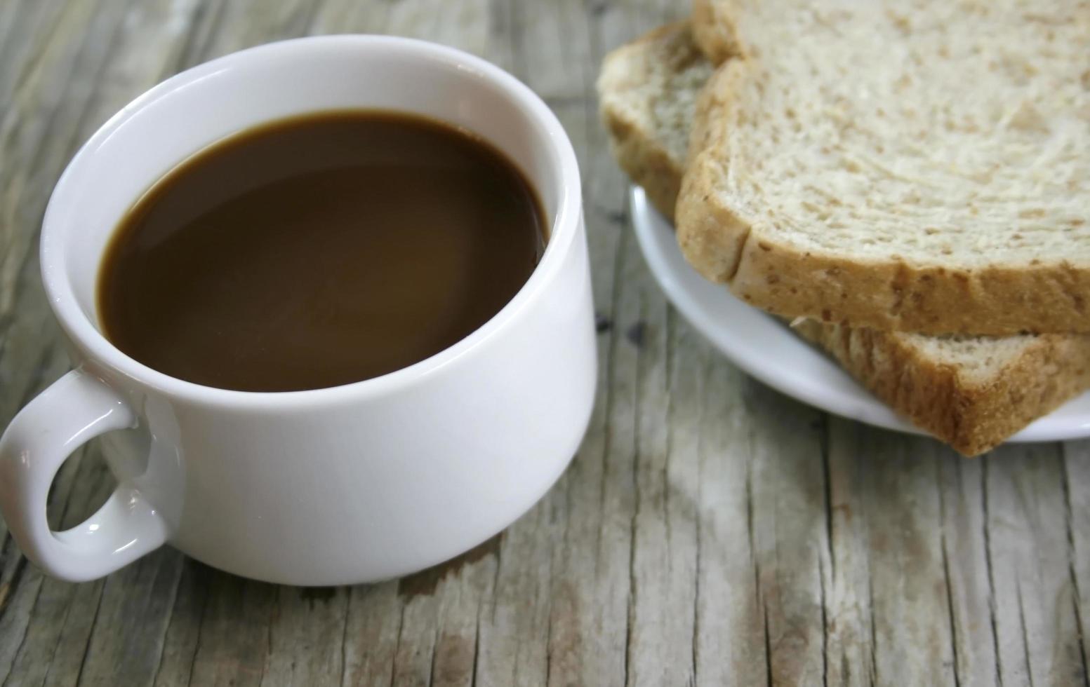 plato con una taza de café y galletas foto