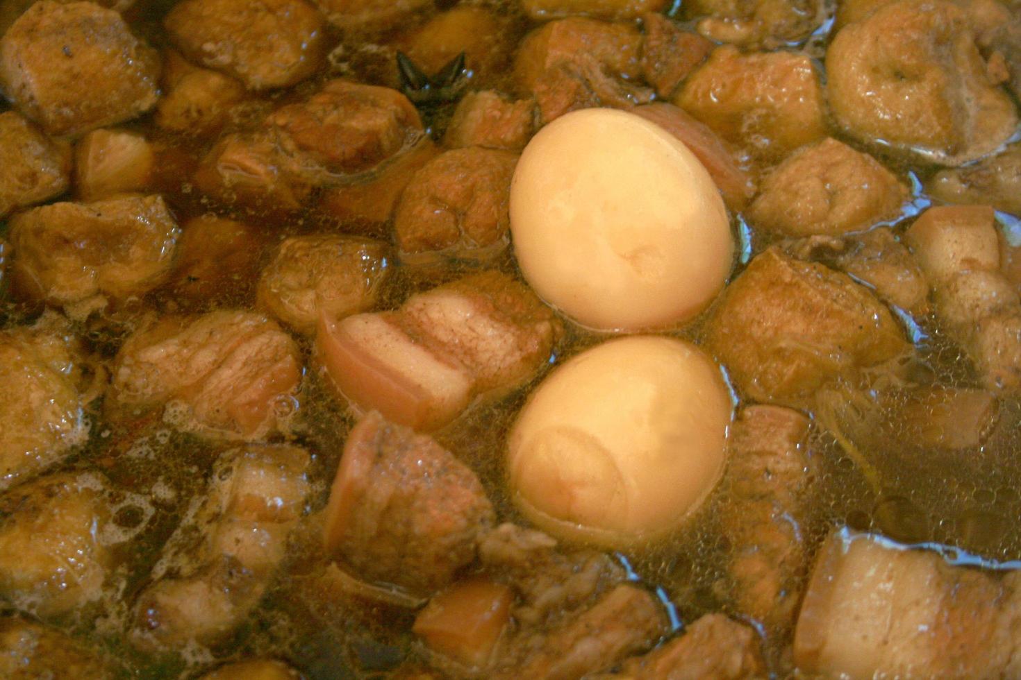 huevos con especias tailandesas llamadas kai palo o pa-lo foto