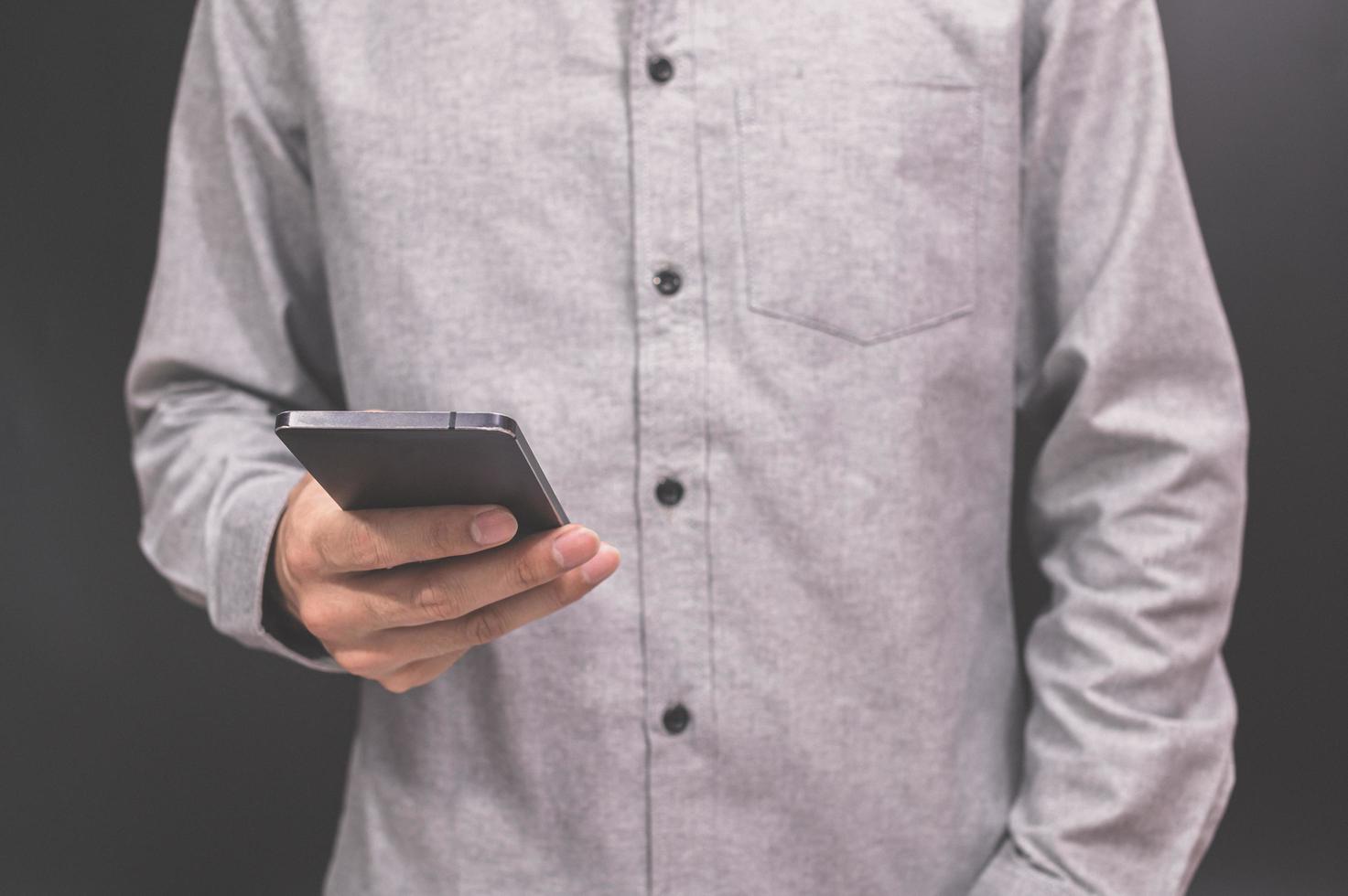 hombre sosteniendo el teléfono foto