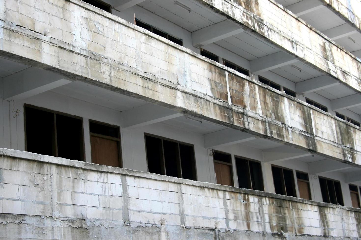 edificio de hormigón rústico foto