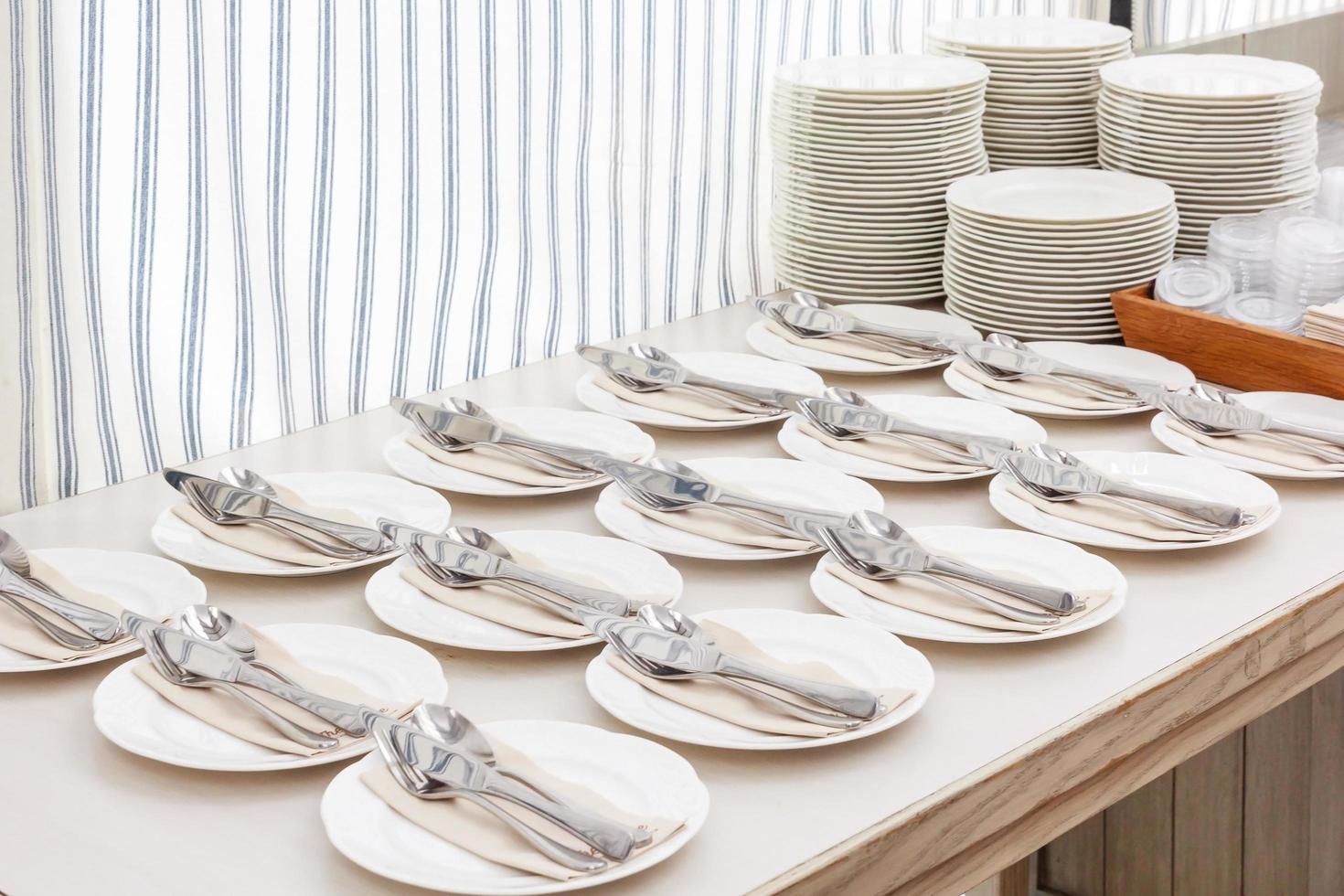 Pilas de plato blanco limpiado para catering buffet en restaurante. foto