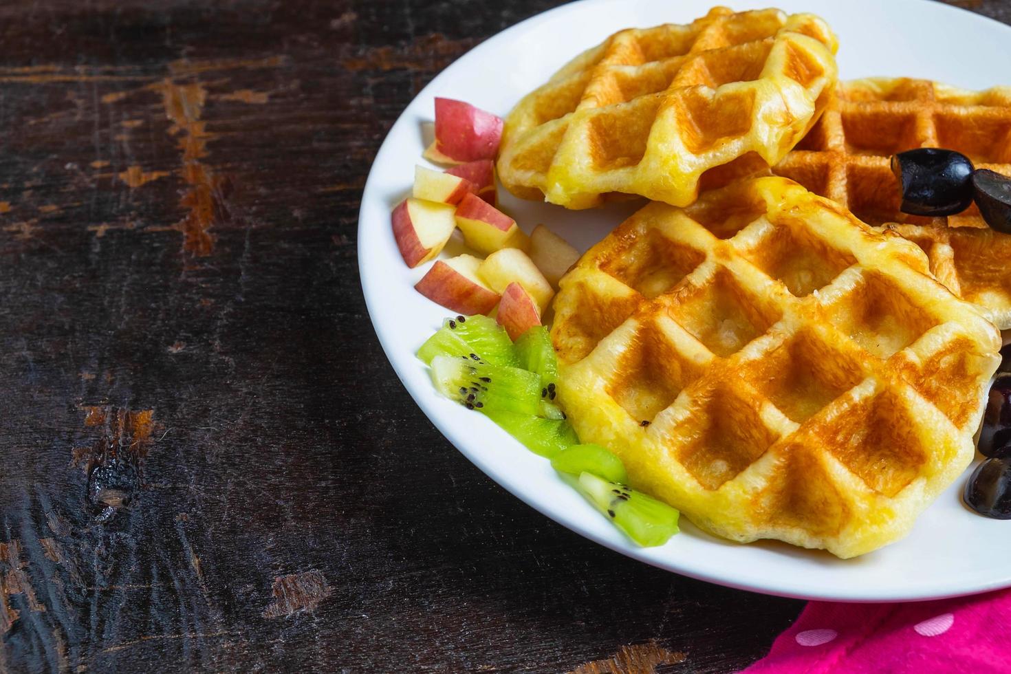 deliciosos gofres en un plato sobre la mesa foto