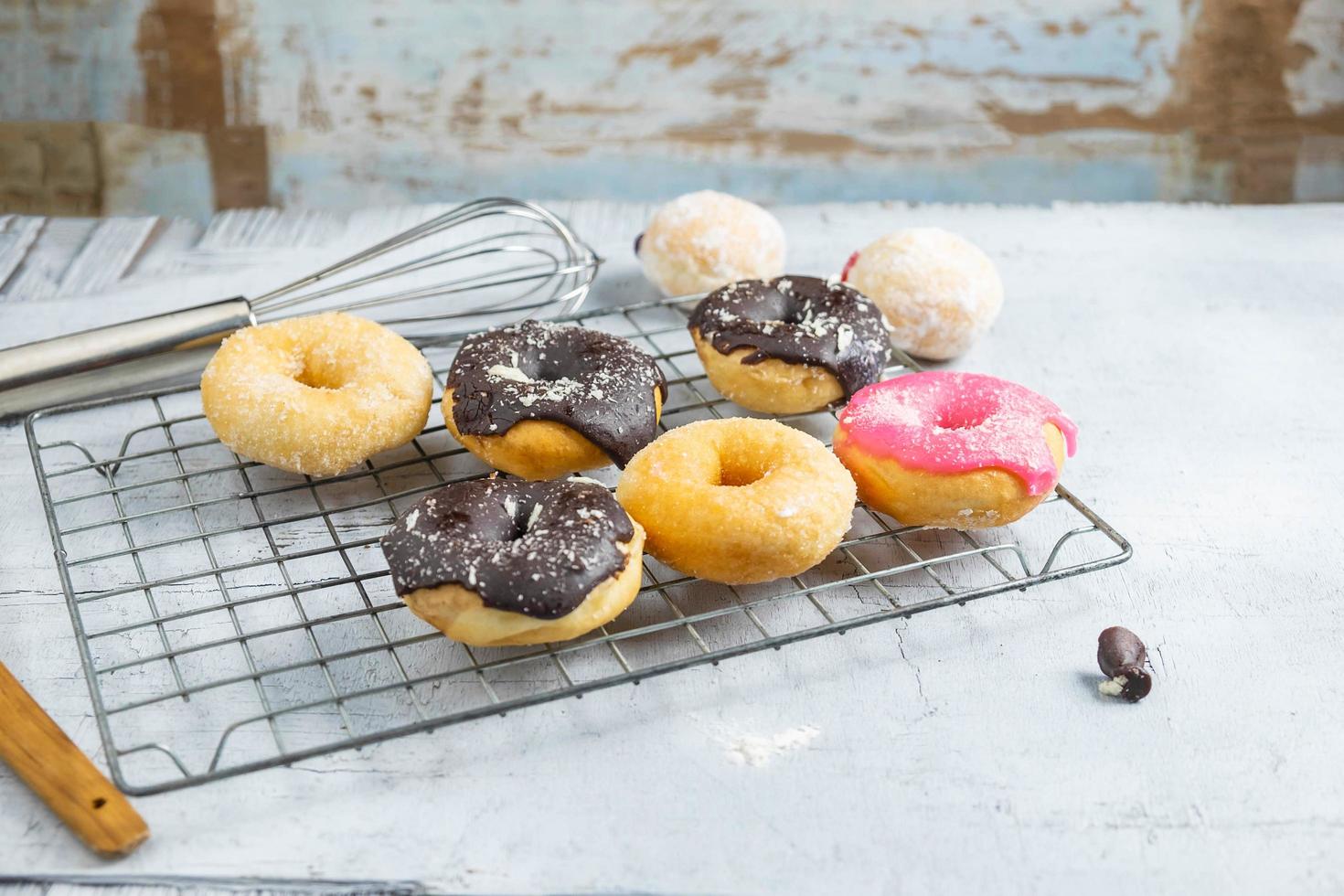 donas glaseadas en rejilla de enfriamiento foto