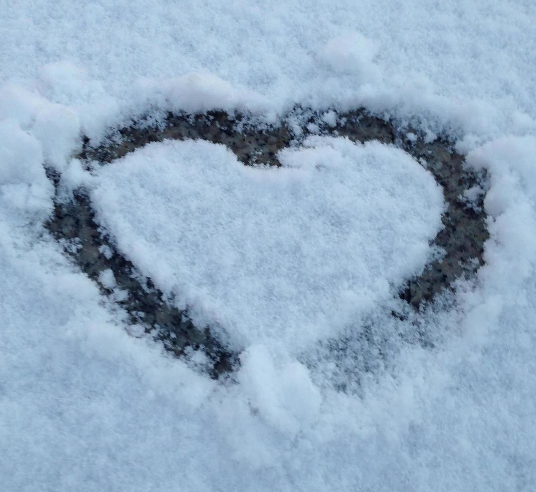 corazón en la nieve foto