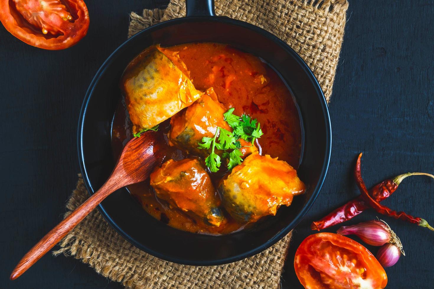 plato de pescado con salsa de tomate foto