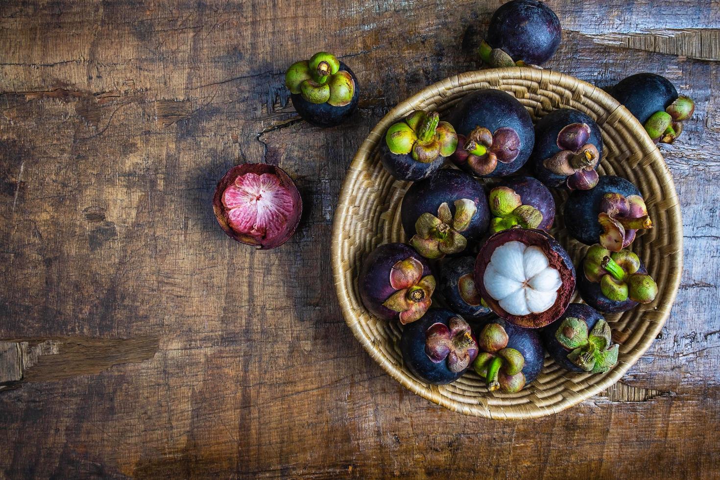 fruta de mangostán en una canasta foto