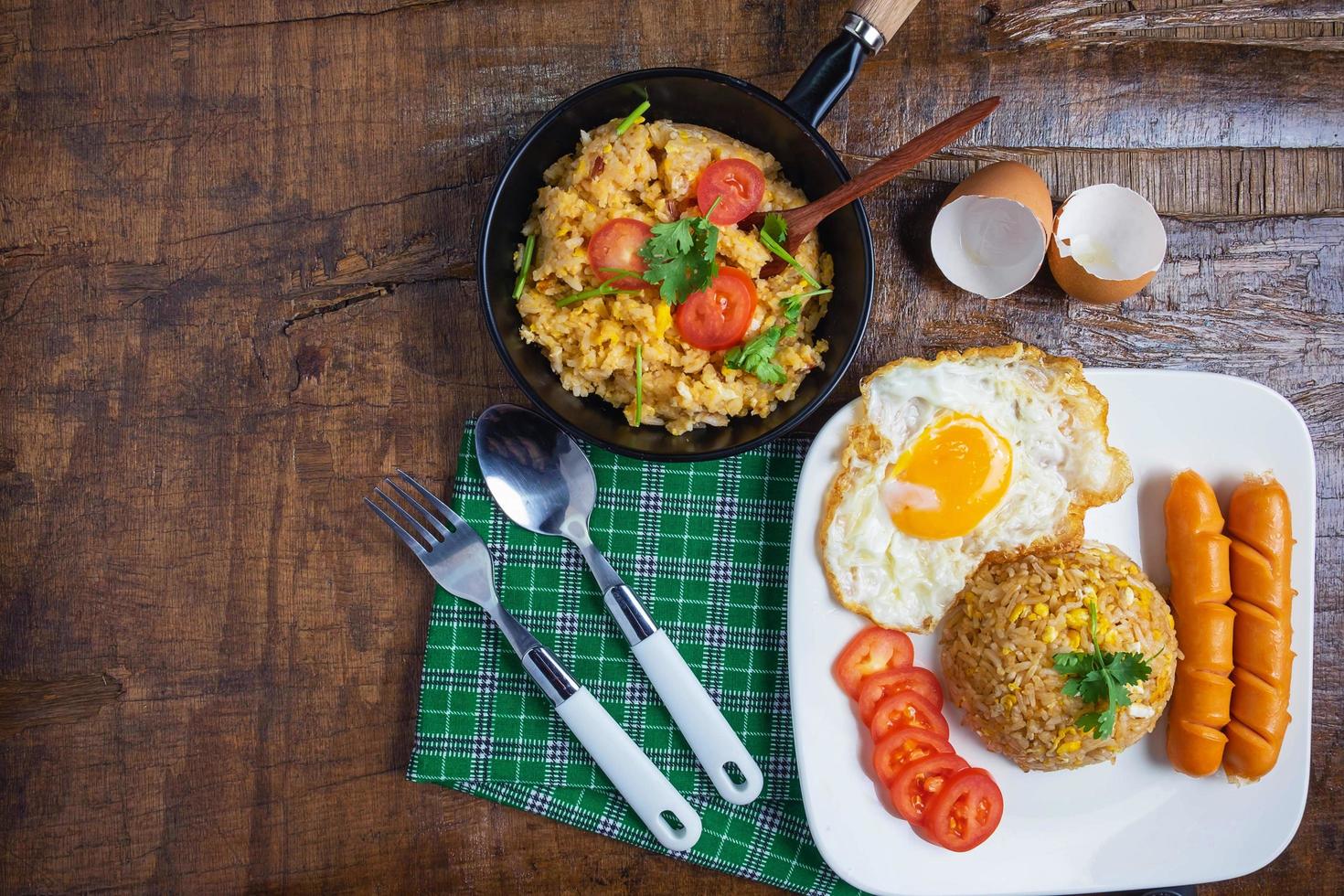 desayuno en una mesa de madera foto