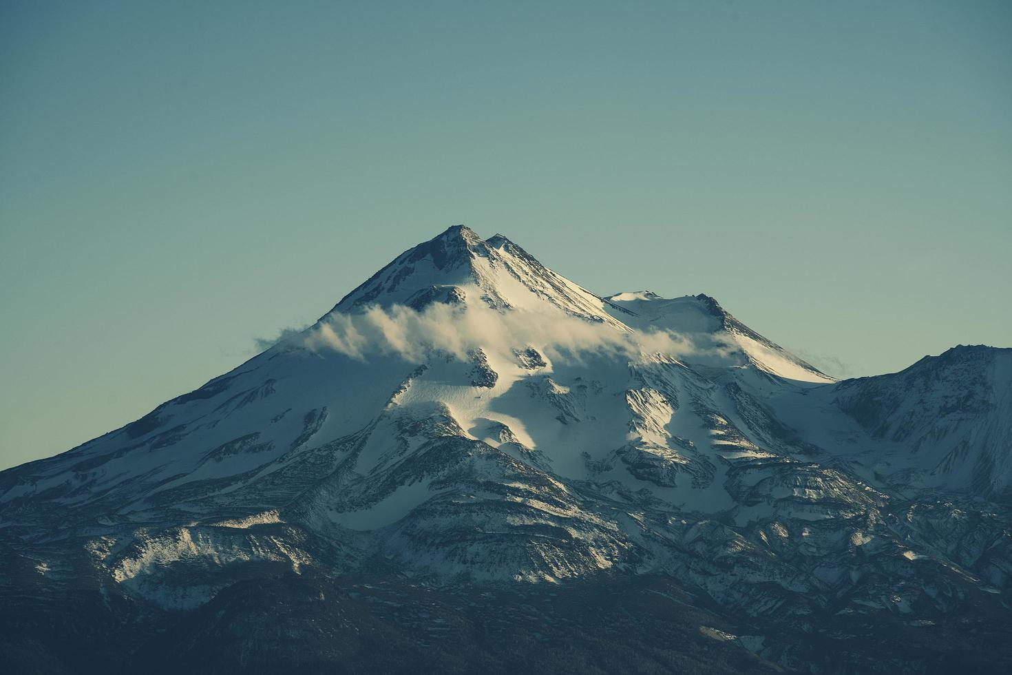 monte shasta sobre las nubes foto