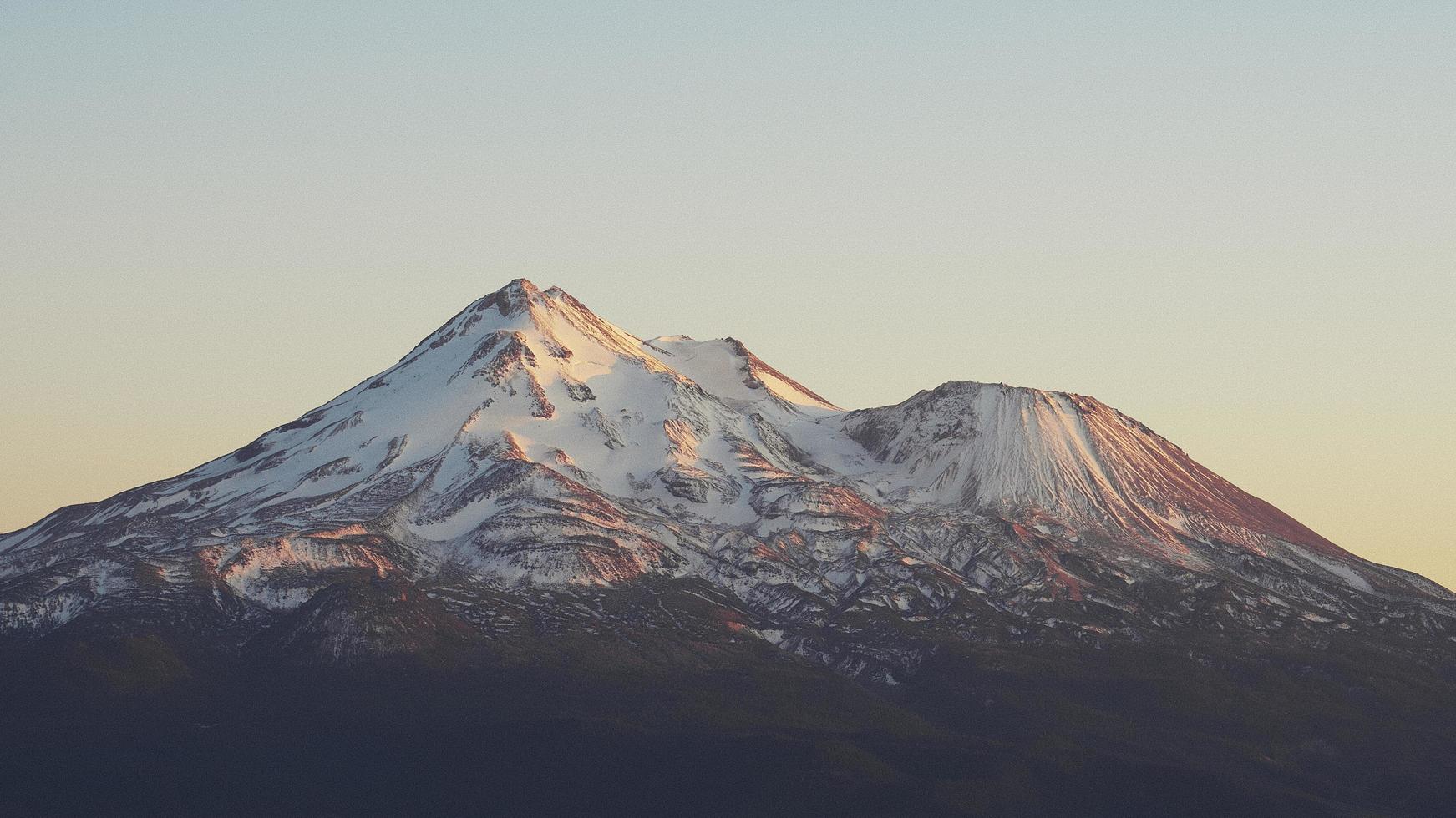 monte shasta al atardecer foto