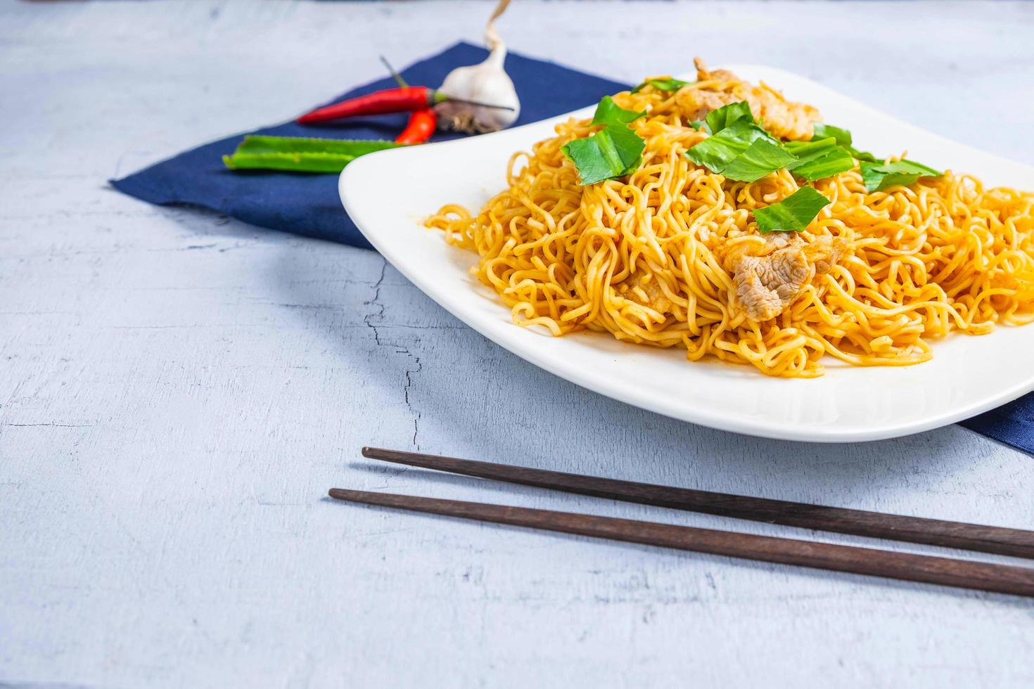 fideos en un plato foto