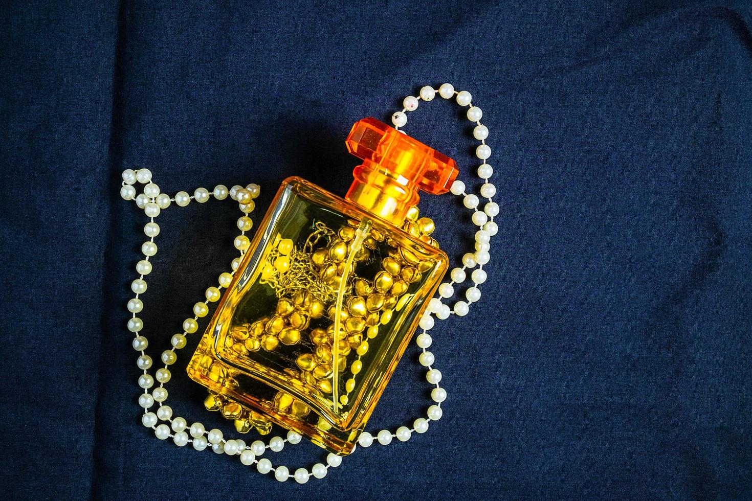 Frascos de perfume y fragancias con hermosas joyas. foto
