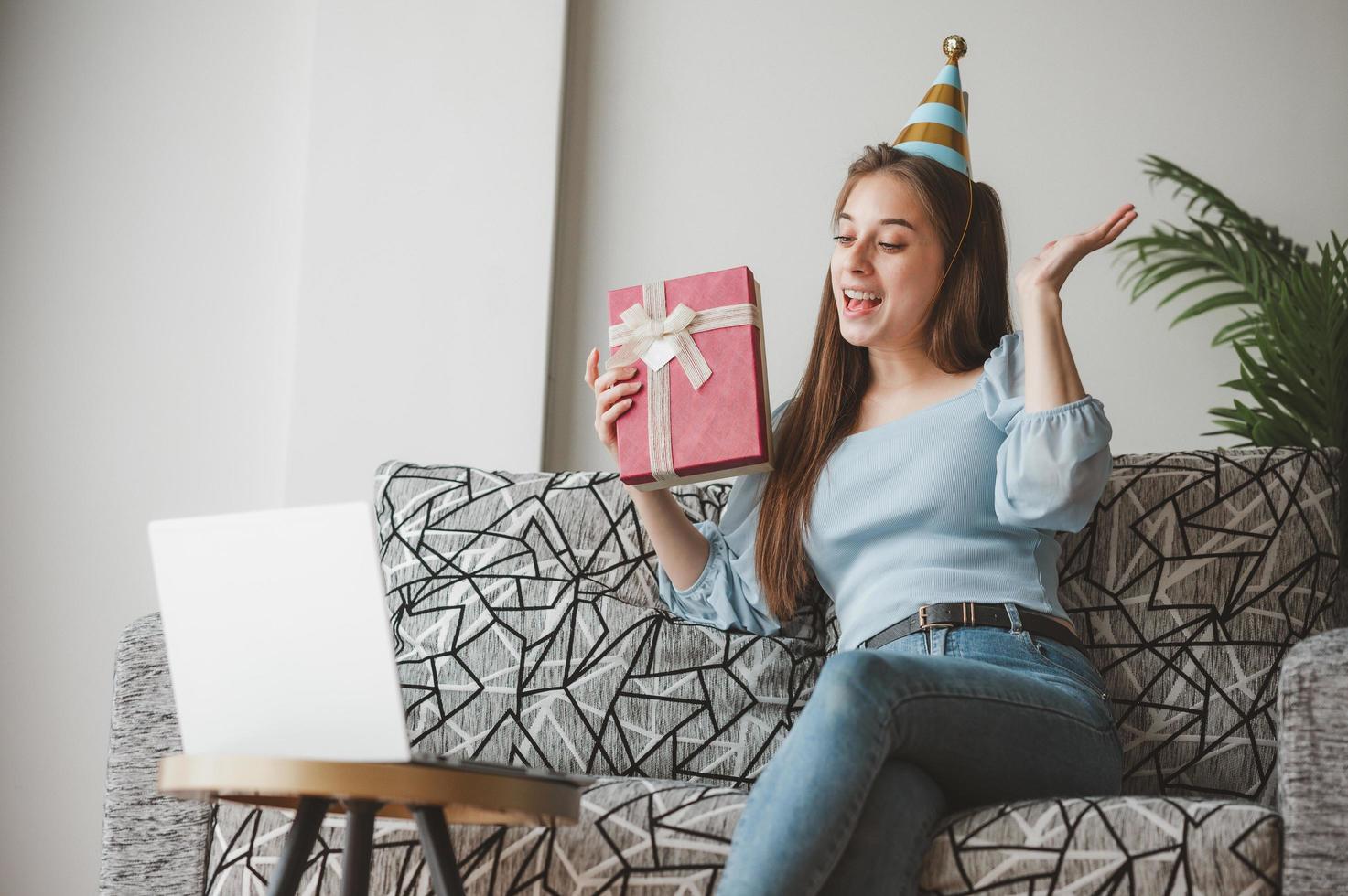 mujer celebrando fiesta virtual foto