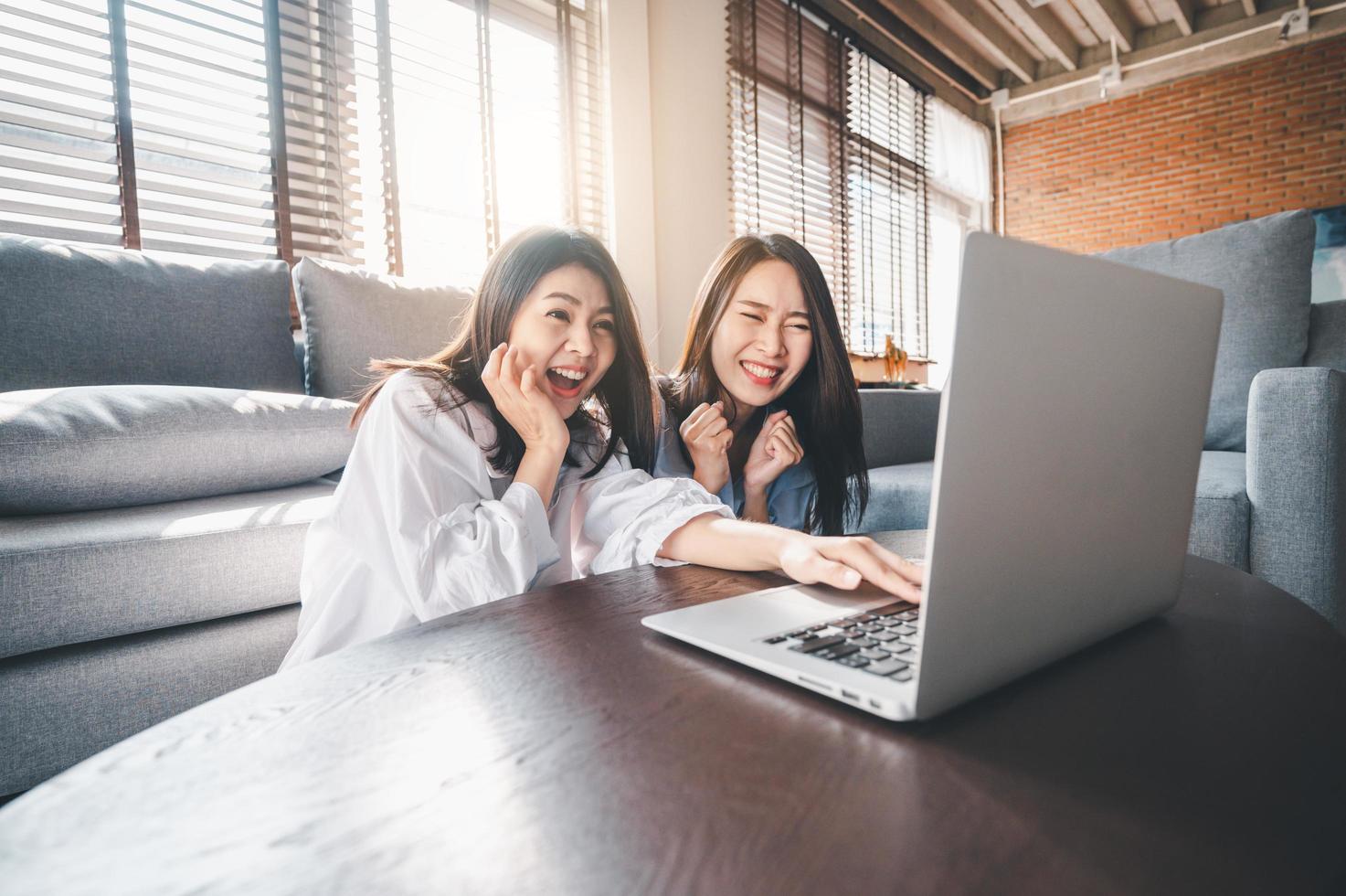 dos mujeres, usar la computadora portátil, en casa foto