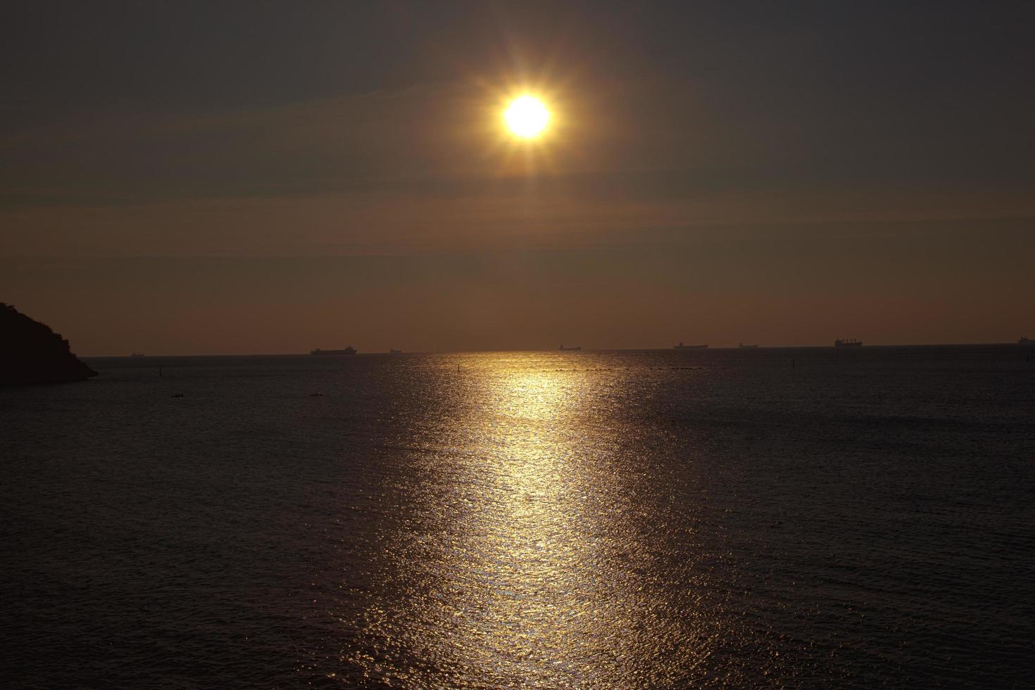 puesta de sol en ko si chang foto