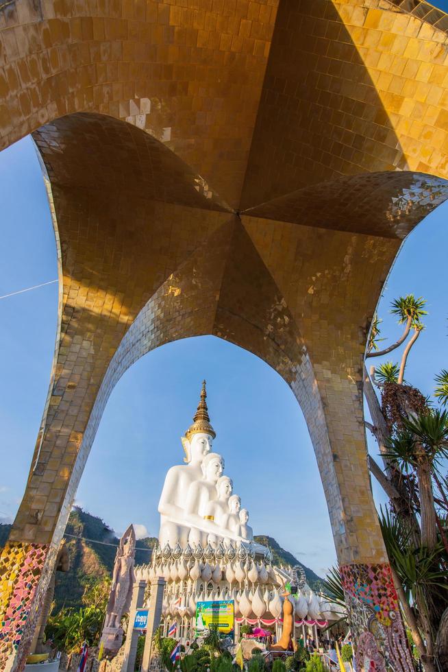 edificios de wat phra that pha son kaeo foto