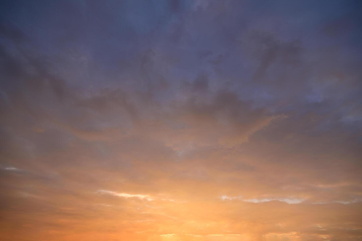 nubes en el cielo al atardecer foto