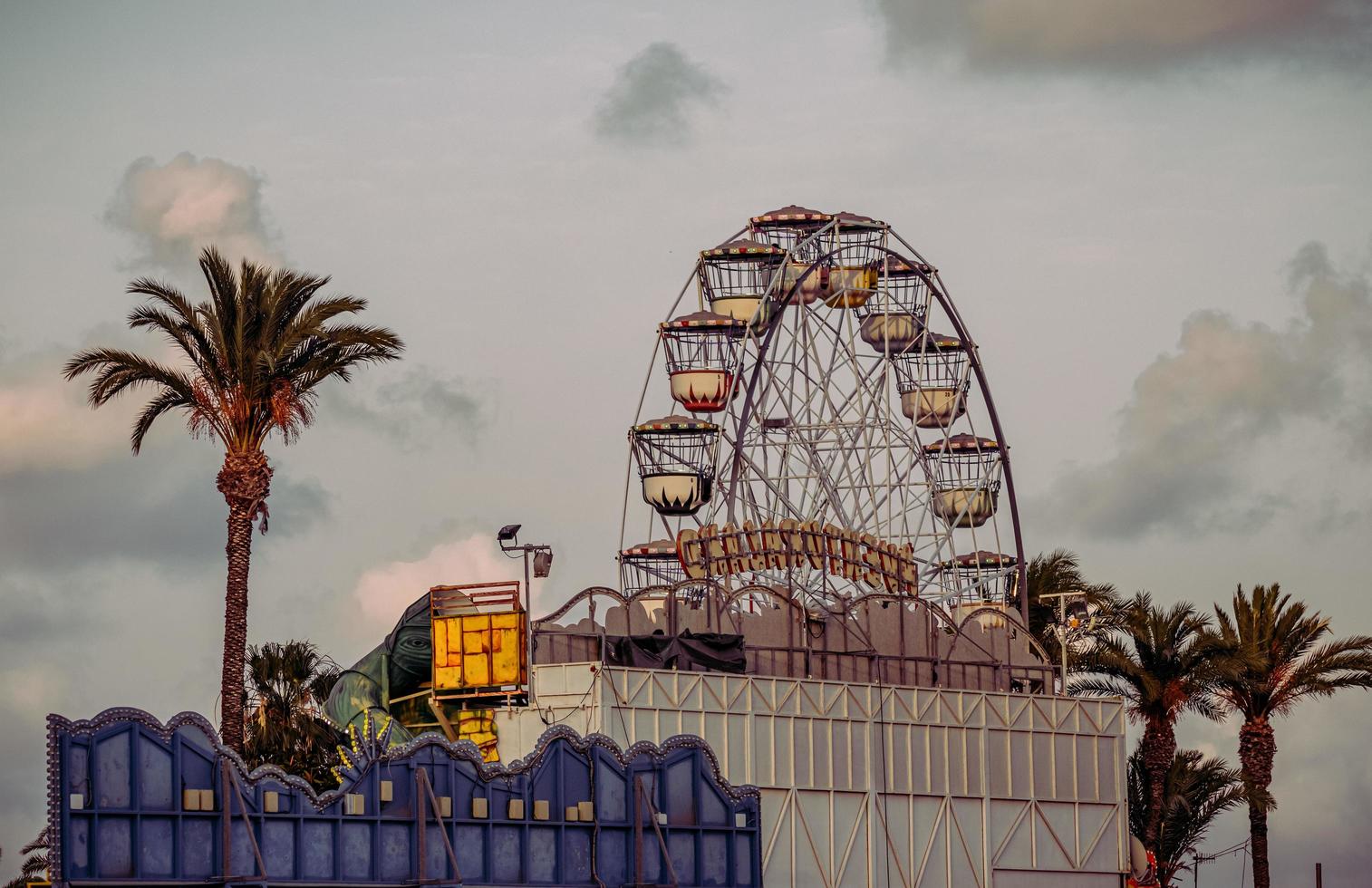 torrevieja, españa, 2020 - jaula de metal amarillo y azul foto