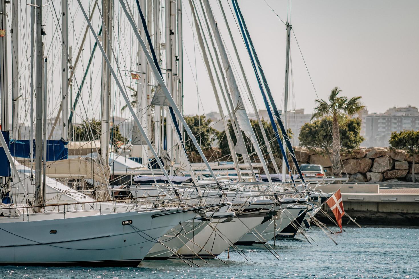 Alicante, España, 2020 - Velero blanco en el mar durante el día foto