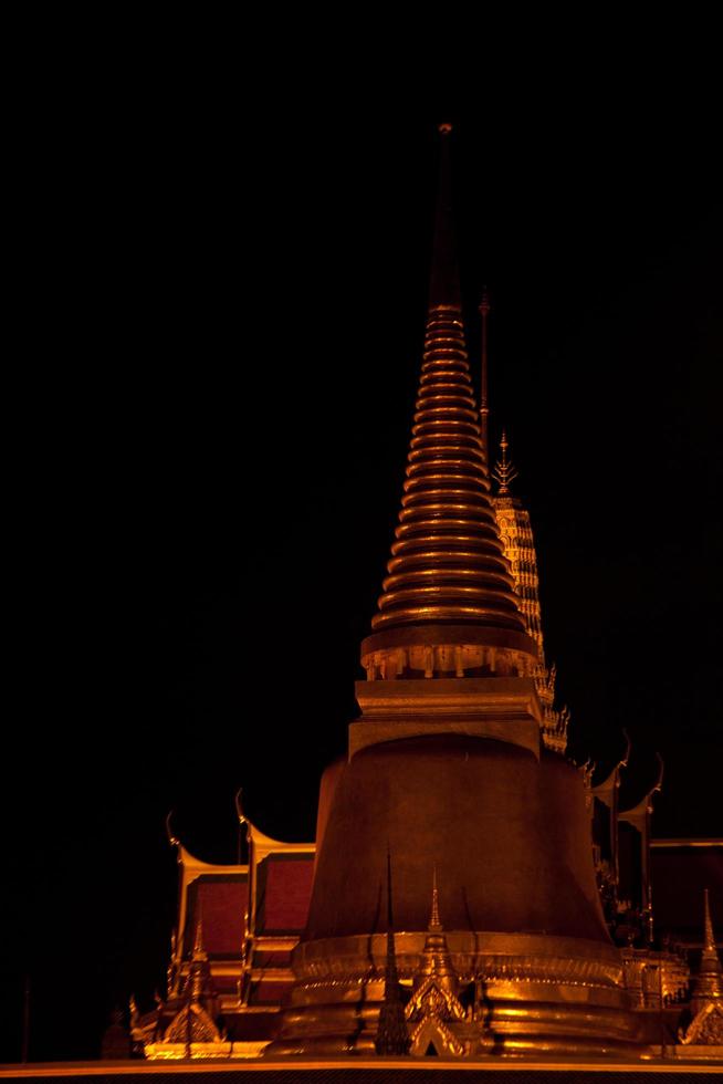 wat phra kaeo en la noche foto