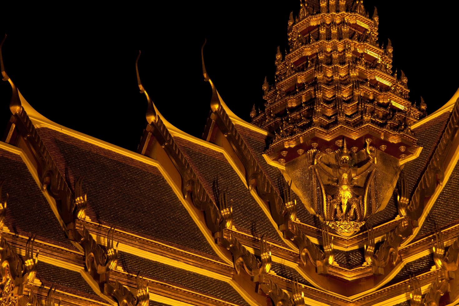 Wat Phra Kaeo in the evening photo