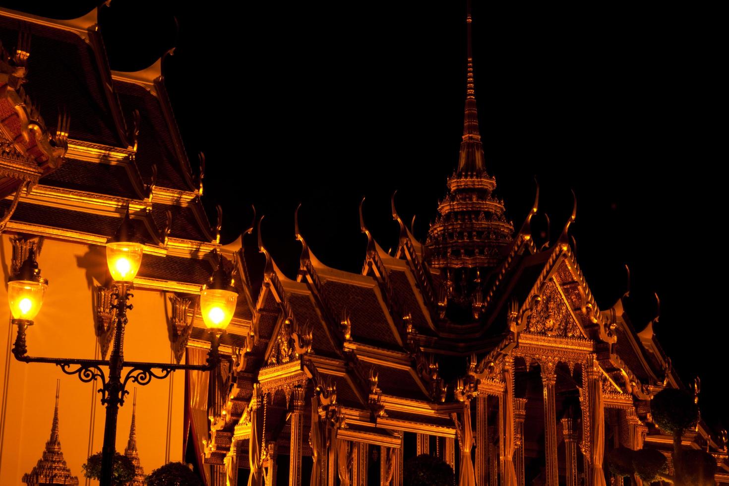 Wat Phra Kaeo in the evening photo