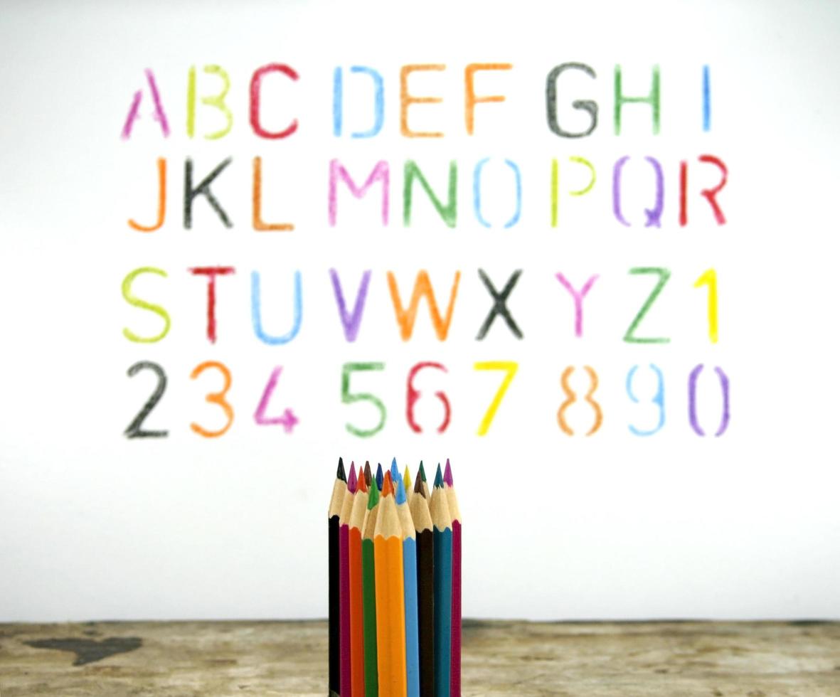 lápices de colores y un alfabeto foto