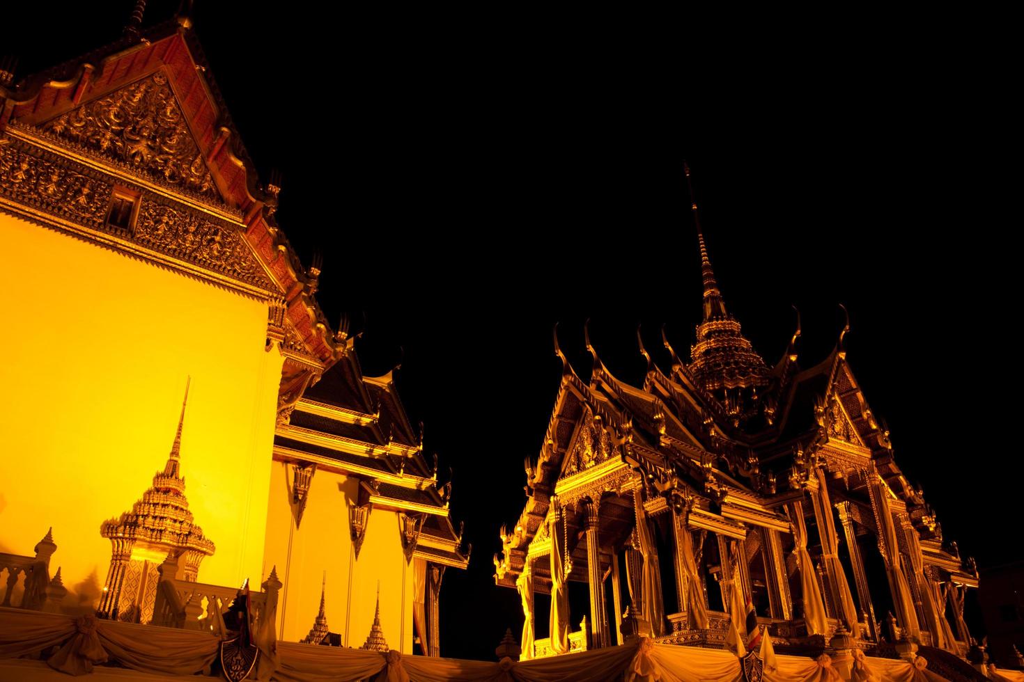 Wat Phra Kaeo in the evening photo