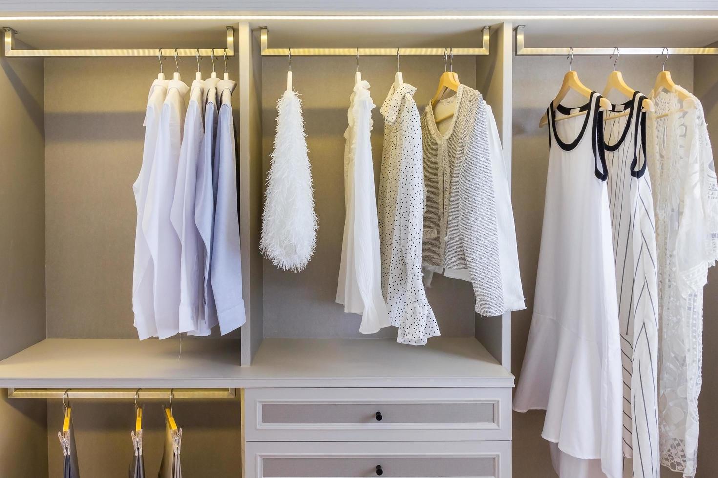 ropa blanca en un armario foto