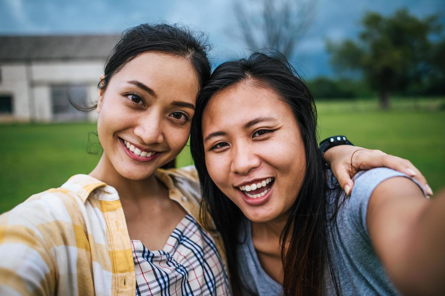 Dos adolescentes mirando a la cámara haciendo un selfie foto