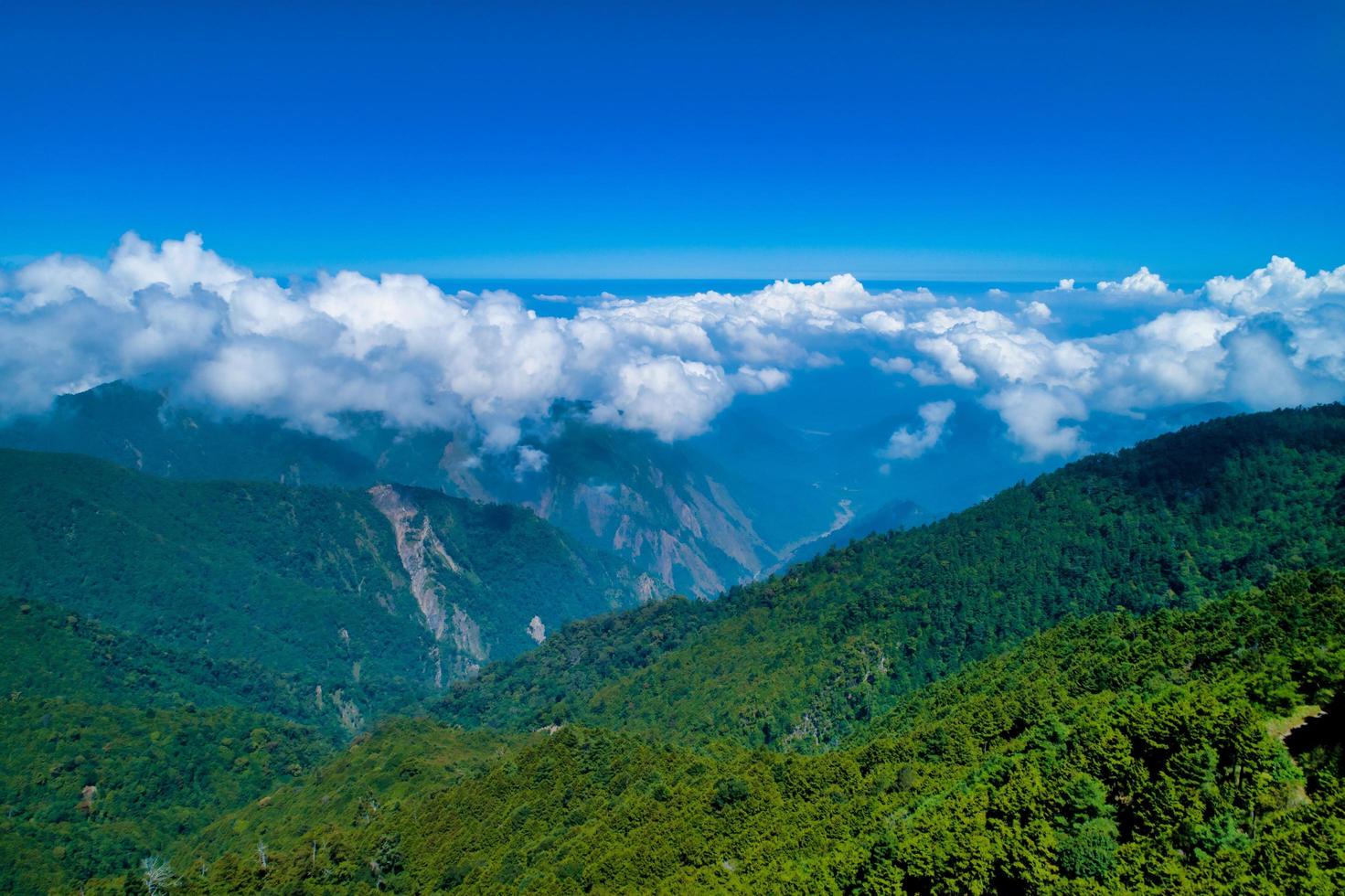 montañas verdes y nubes foto