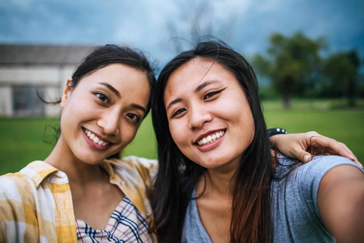 Dos adolescentes mirando a la cámara haciendo un selfie foto