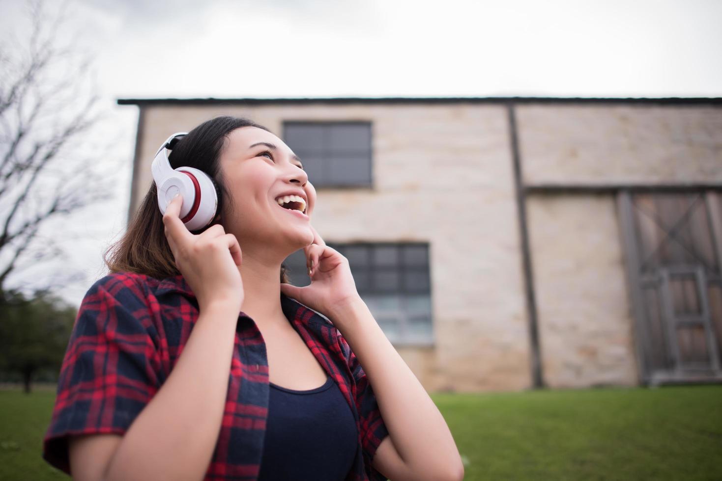 primer plano, de, joven, hipster, mujer, escuchar música, aire libre foto