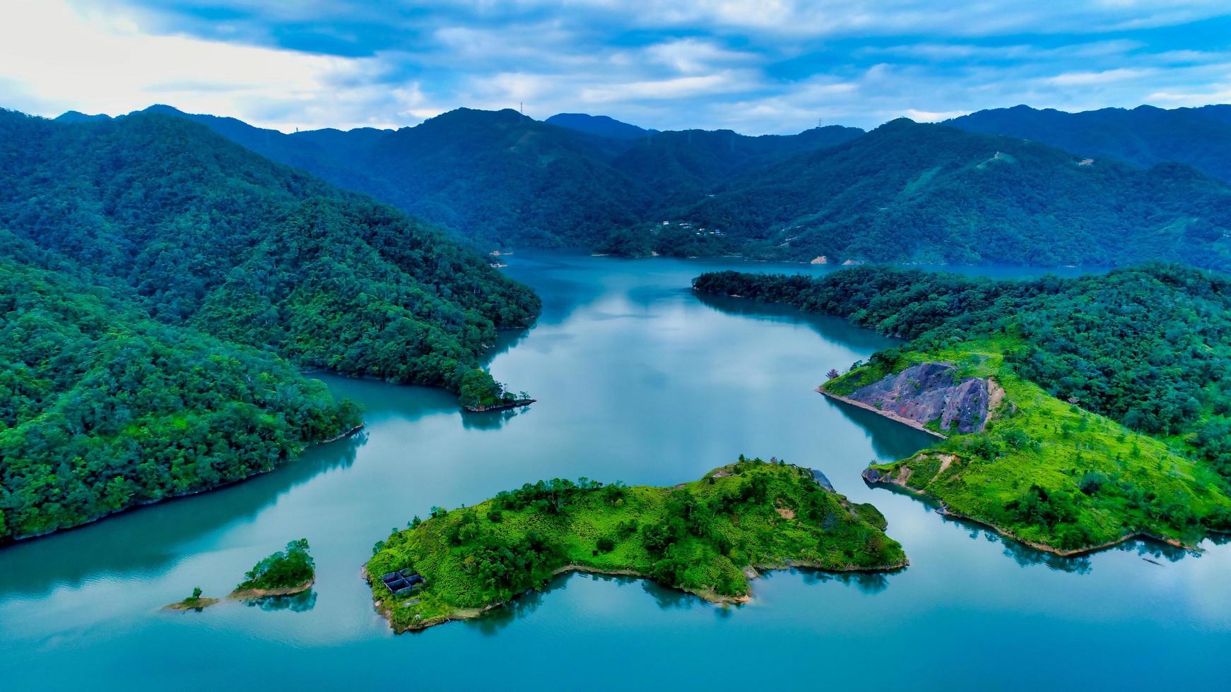 aguas tranquilas y montañas foto