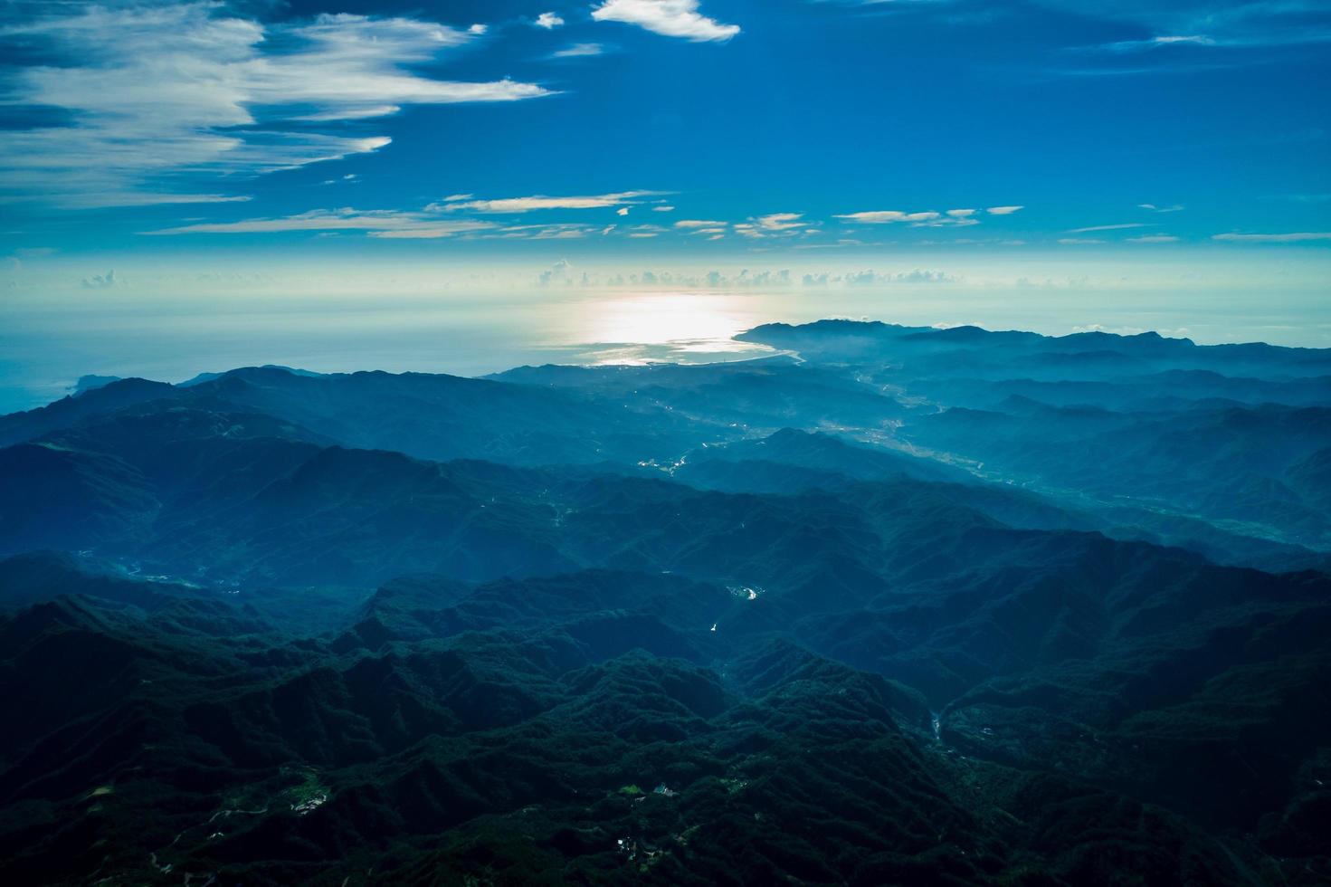 montañas azules y cielo foto