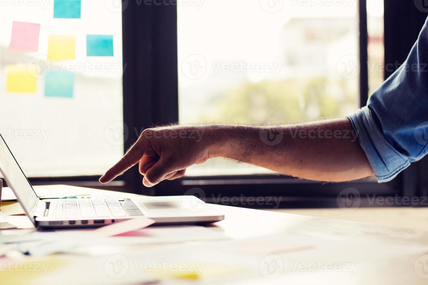 persona escribiendo en una computadora portátil foto